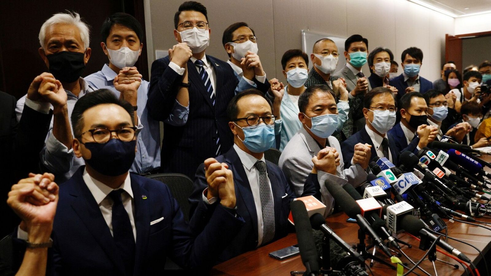 Diputados pro-democracia de Hong Kong anuncian su dimisión como protesta por la expulsión de cuatro electos del Parlamento, el 11 de noviembre. REUTERS/Tyrone Siu