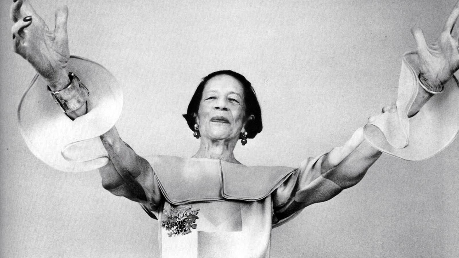 Diana Vreeland fotografiada por Hary Benson en 1980.