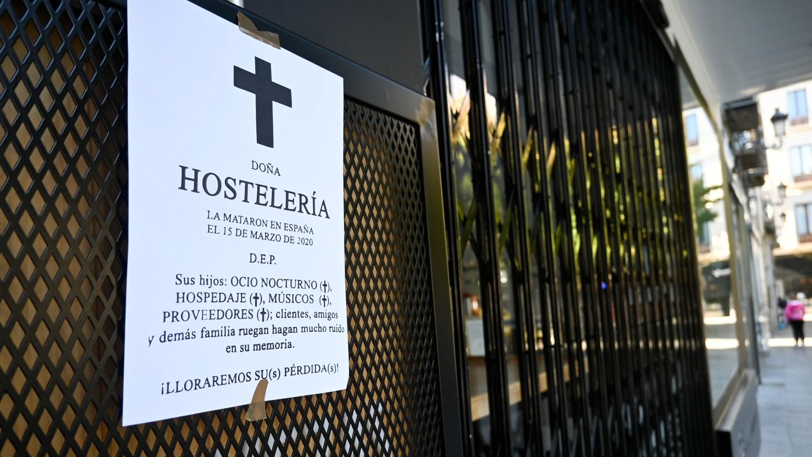 Un cartel de protesta en un establecimiento hostelero de Granada