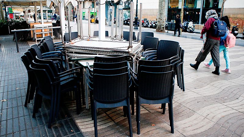 Aspecto de la terraza de un bar cerrado de las Ramblas de Barcelona