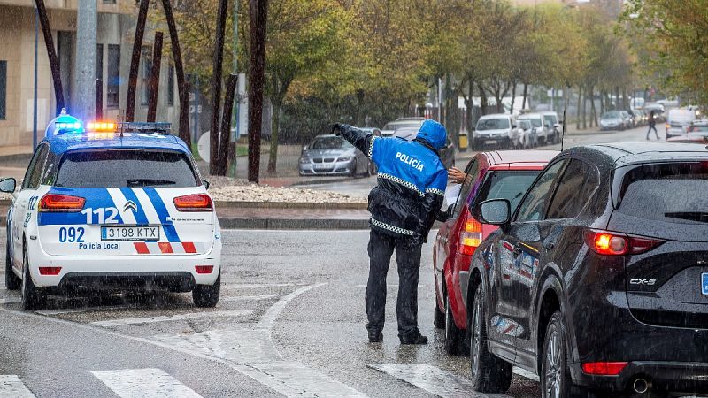 Un control policial en la ciudad de Burgos este octubre durante la pandemia de coronavirus.