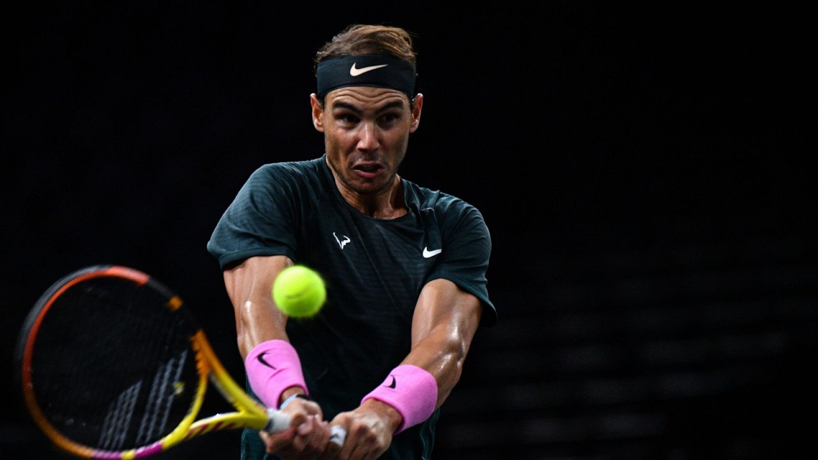 El tenista Rafael Nadal durante las semifinales del Masters 1000 de París ante Alexander Zverev.