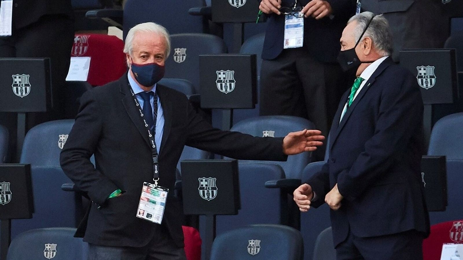 El presidente de la gestora del Barça, Carles Tusquets, saluda al presidente del Betis, Rafael Gordillo, en el pasado partido de Liga.