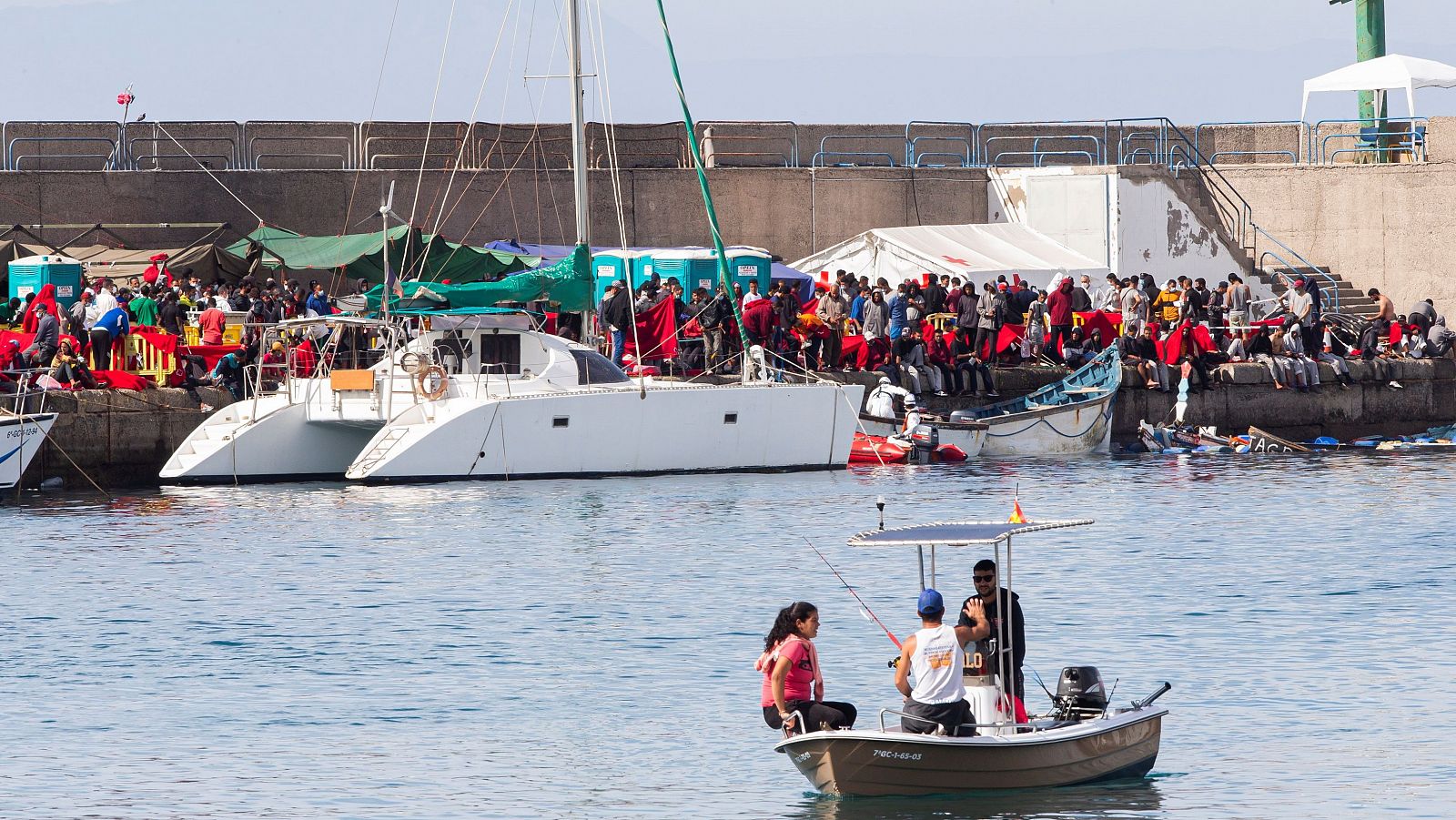 Salvamento Marítimo ha desembarcado este jueves en Arguineguín (Gran Canaria) a 81 personas rescatadas de una patera y dos cayucos.