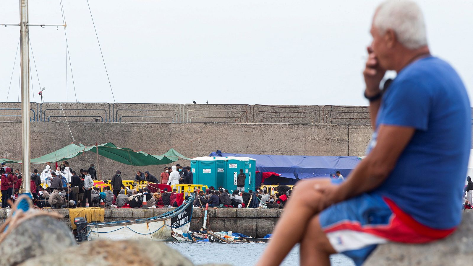 El muelle de Arguineguín, donde permanecen unas 2.000 personas, ha comenzado a desalojarse, según la ministra Carolina Darias.