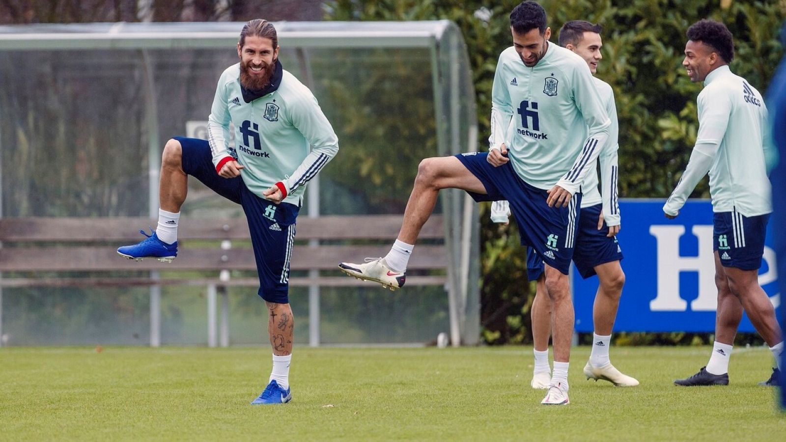 Sergio Ramos y Sergio Busquets, de izquierda a derecha, en un entrenamiento de la selección.