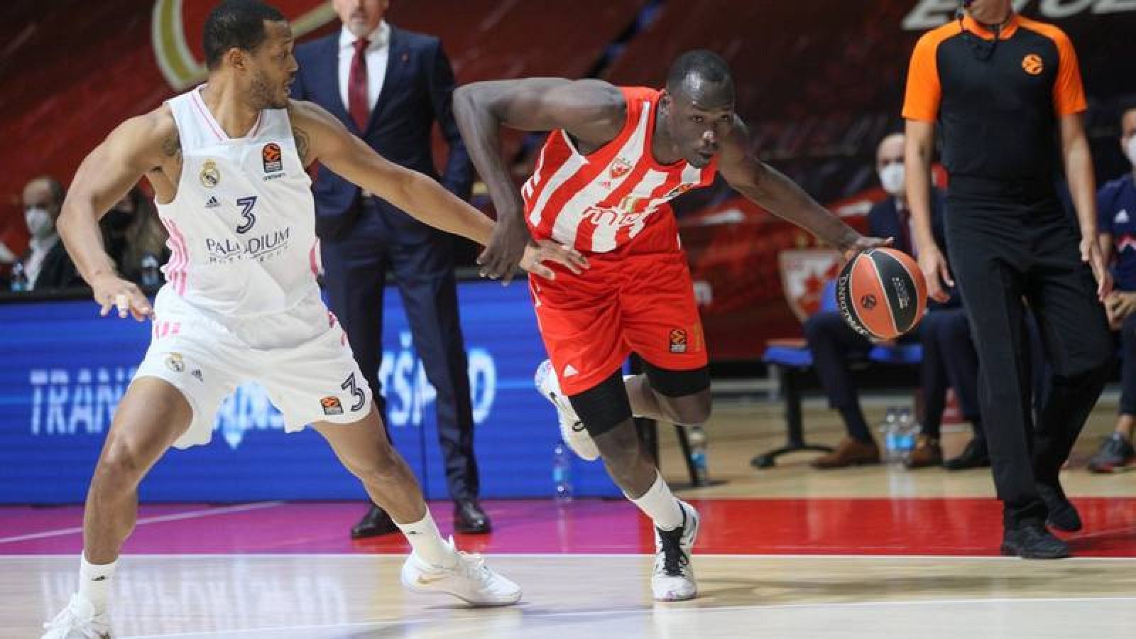 Anthony Randolph, del Madrid, defiende a Duop Reath, del Estrella Roja.