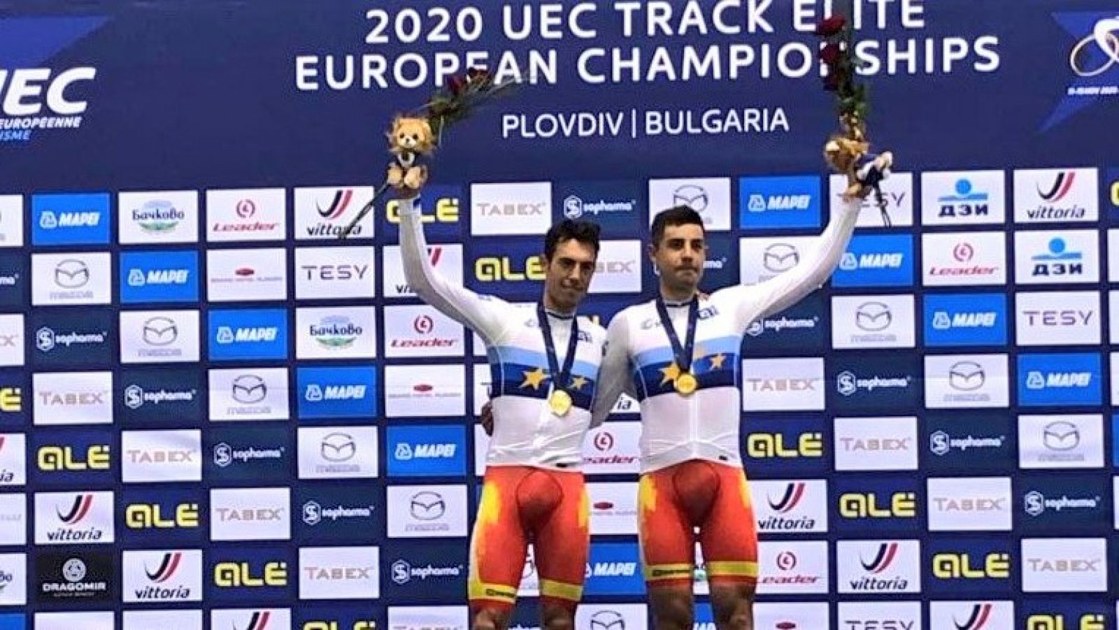 Albert Torres y Sebastián Mora, en el podio de los Europeos de ciclismo en pista.
