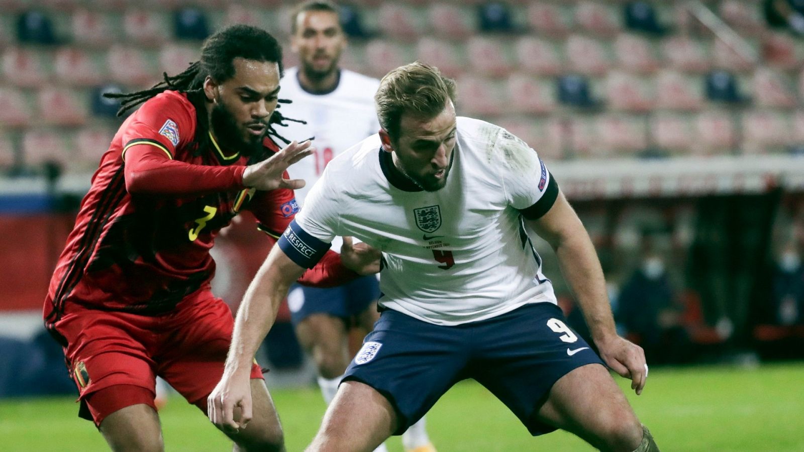 Denayer, de Bélgica, trata de impedir el avance del delantero inglés Harry Kane.