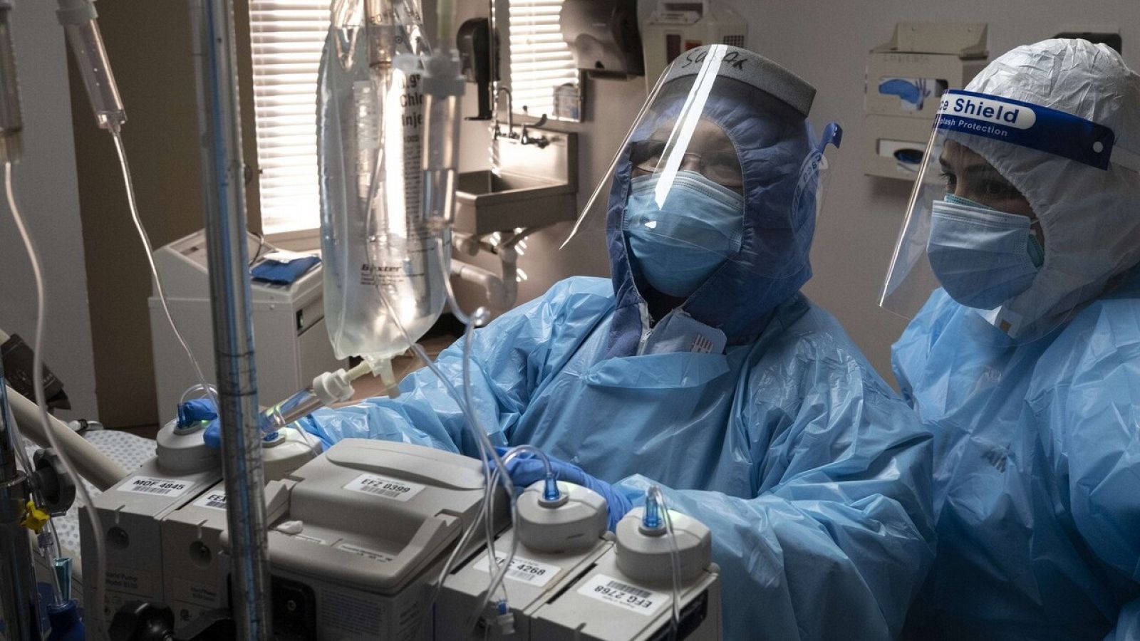 Médicos tratan a un paciente de COVID-19 en EE.UU. Foto: Go Nakamura/Getty Images/AFP