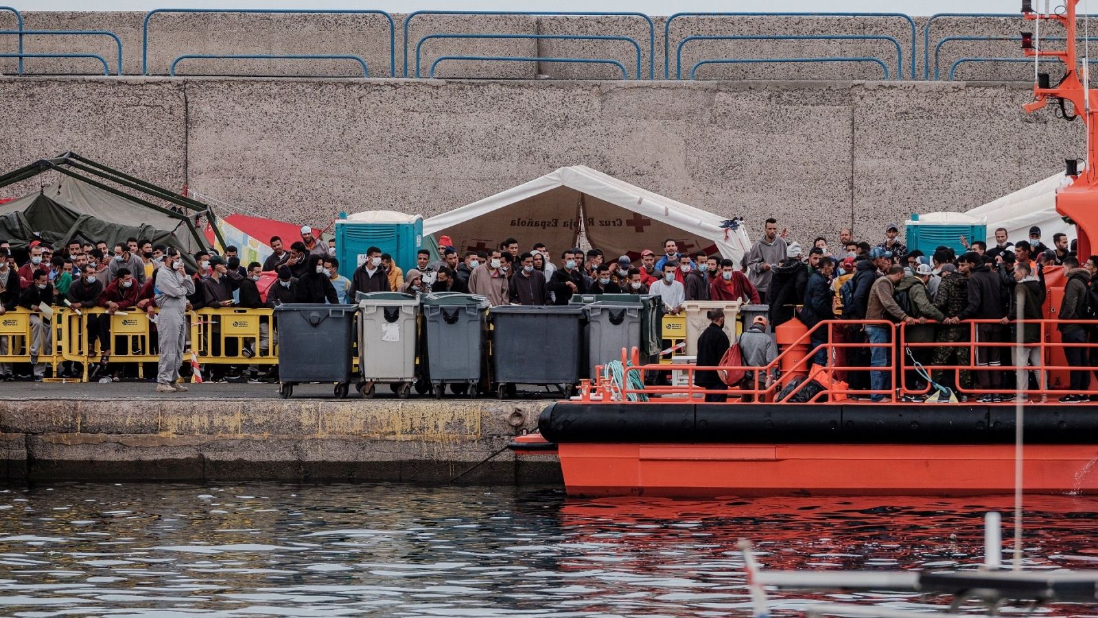Inmigrantes en el puerto de Arguineguín, Gran Canaria, el pasado sábado.
