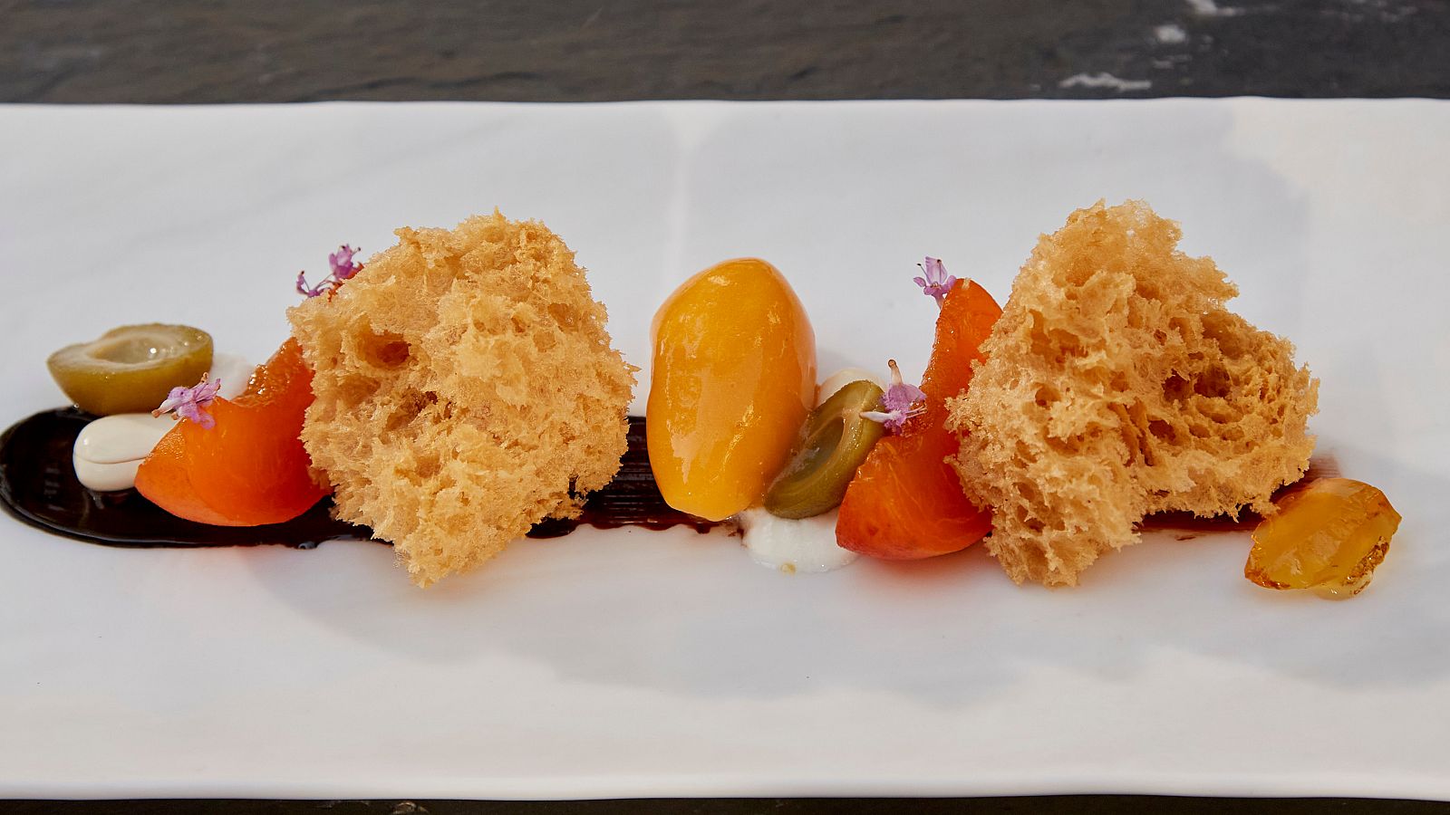 Bizcocho aéreo de almendras con albaricoques, almendras tiernas y lavanda