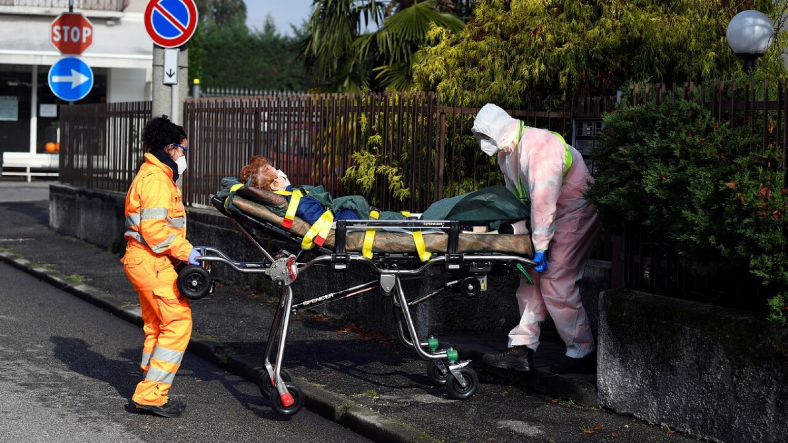 Trasladan a una mujer con COVID-19 en la localidad de Monza, cerca de Milán, Italia, este martes.