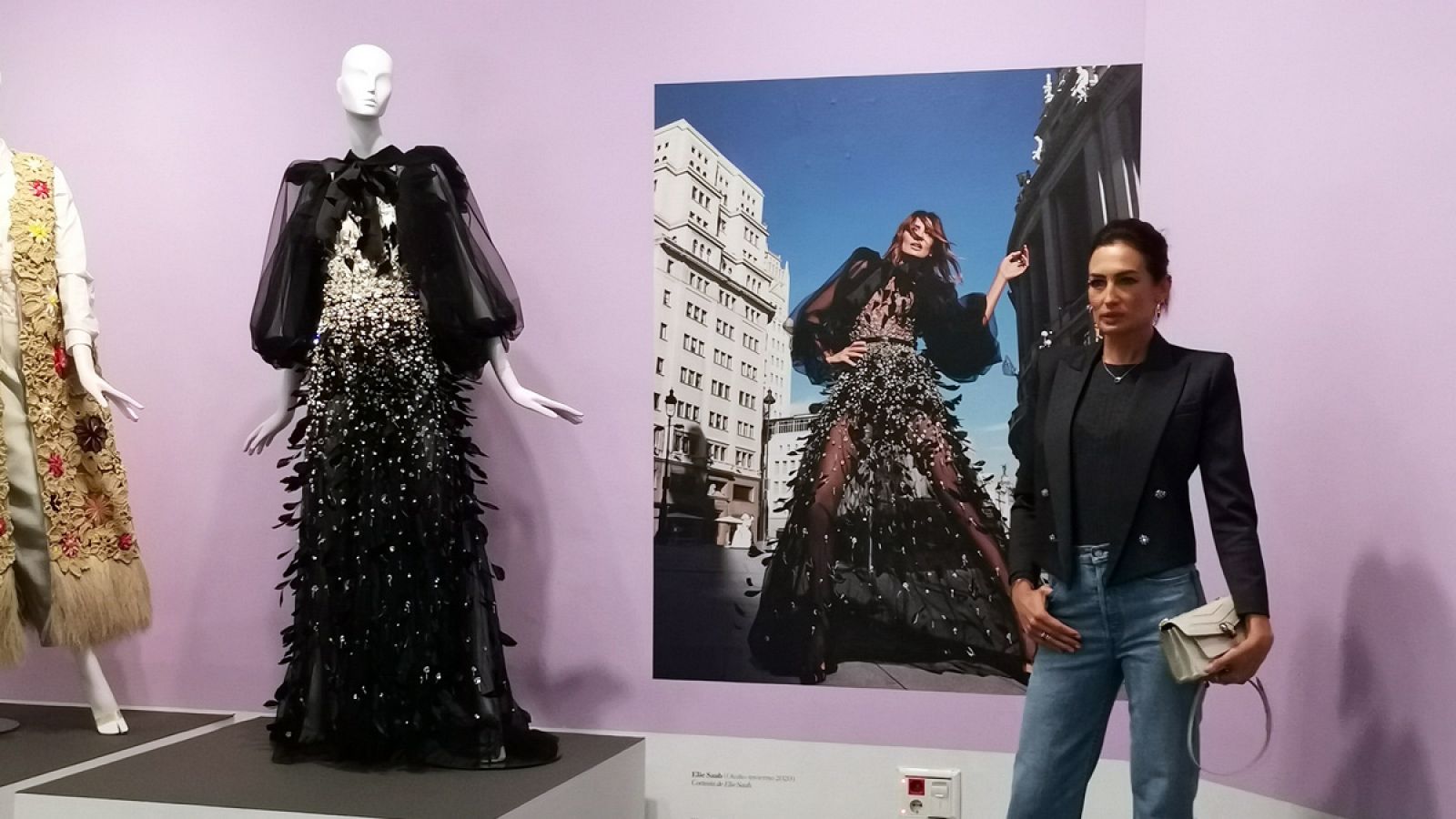 Nieves Álvarez posa con su foto y su vestido en la expo 'ELLE, 75 años al lado de la mujer'
