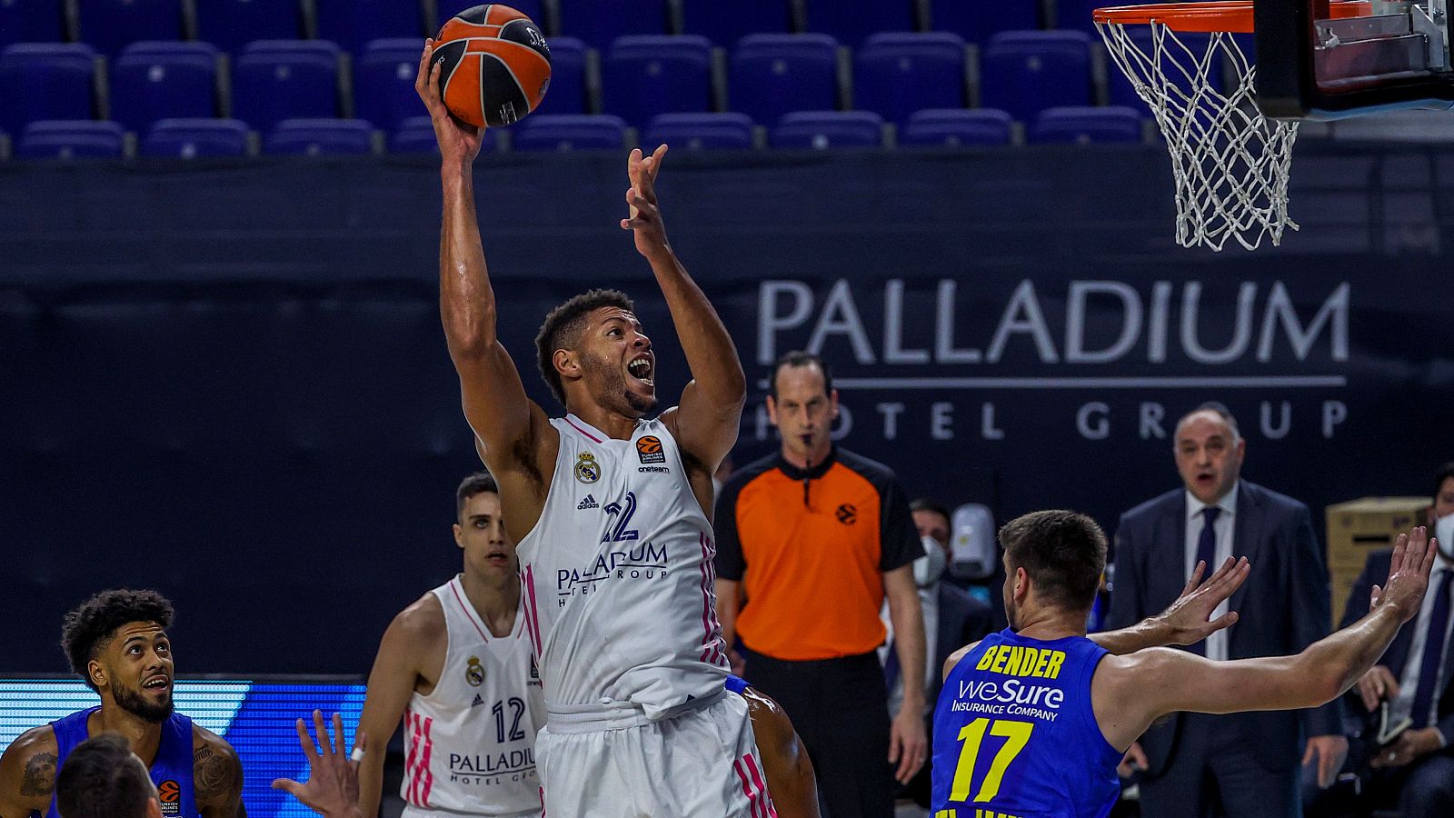 El pívot caboverdiano del Real Madrid Edy Tavares (2d) intenta anotar ante el ala pivot croata del Maccabi Tel Aviv Dragan Bender (d) durante el partido de Euroliga.