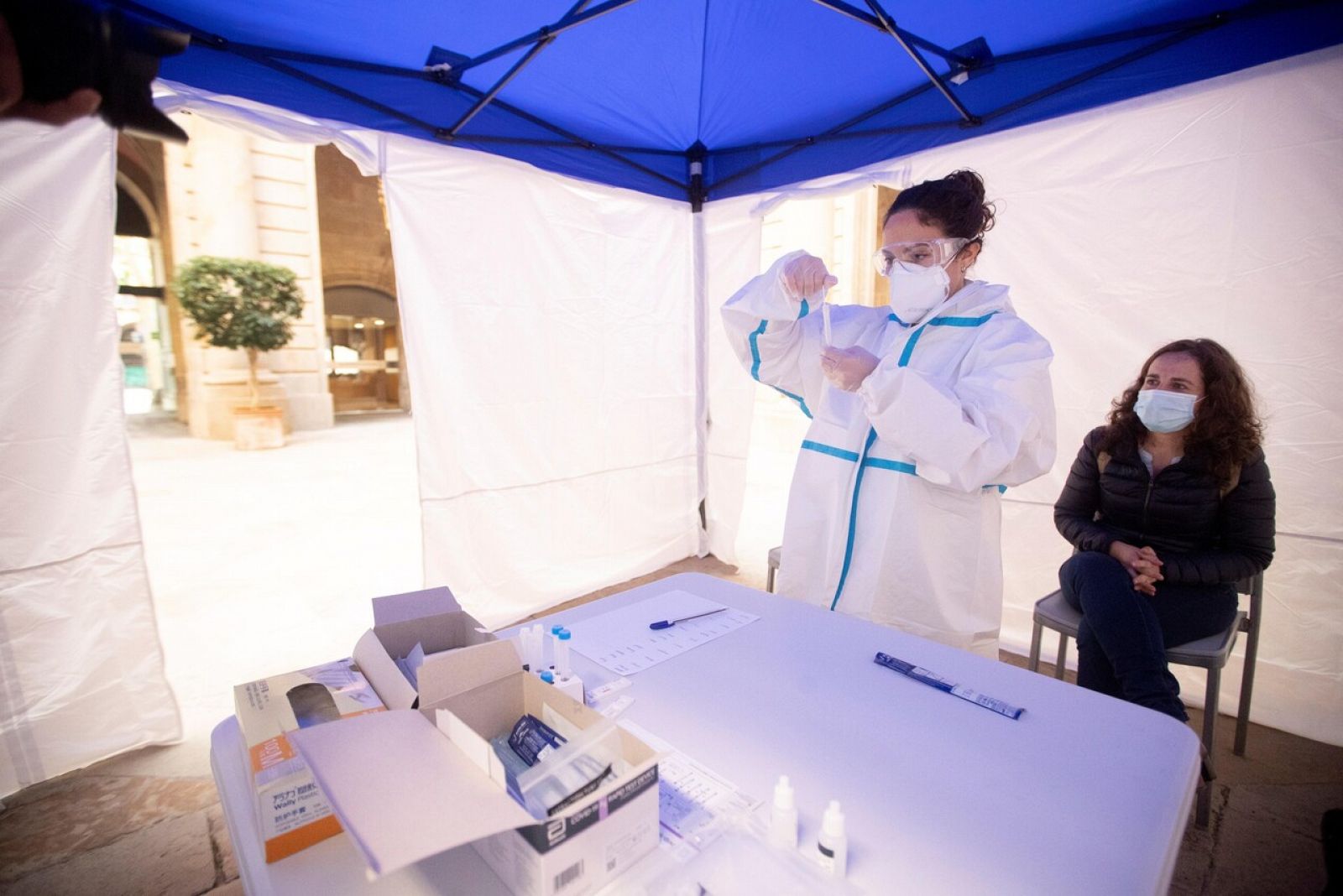 Una sanitaria se prepara para hacer una prueba de coronavirus
