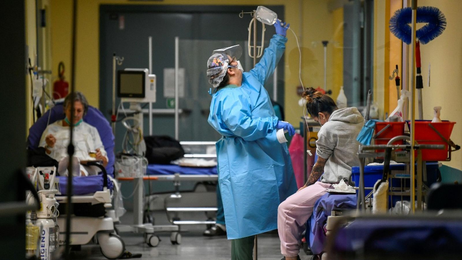 Una sanitaria atiende a los pacientes de COVID-19 en un hospital de Lodi, Italia.