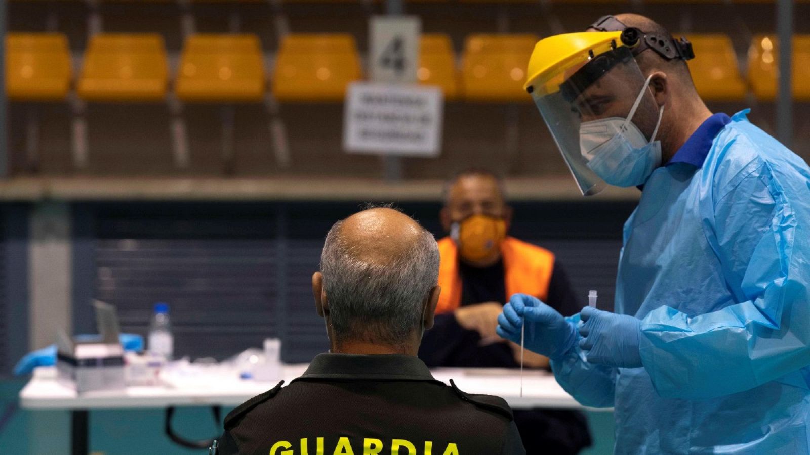 Personal sanitario realiza una PCR a un hombre