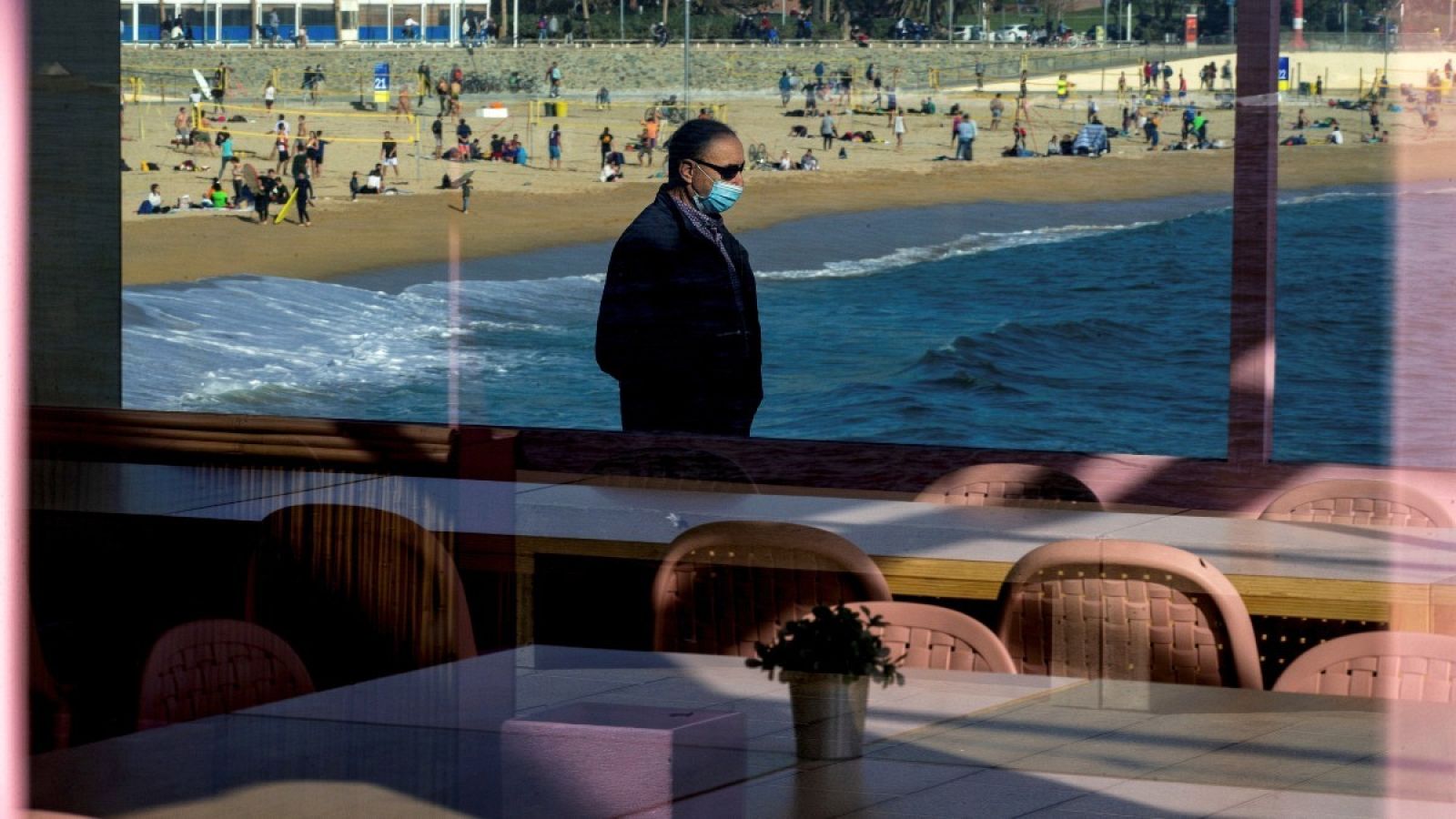 Vista de un negocio de restauración situado frente a la costa catalana.