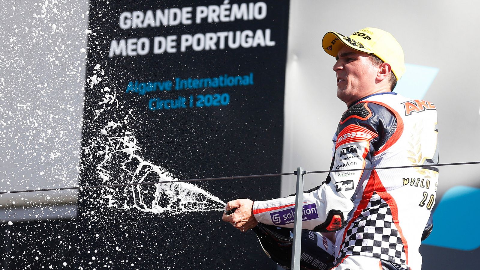 El piloto español Albert Arenas (KTM) celebra en el podio de Portimao su victoria en el Mundial de Moto3.