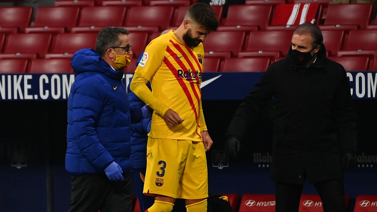 Gerard Piqué abandona el Atlético-Barça por lesión.