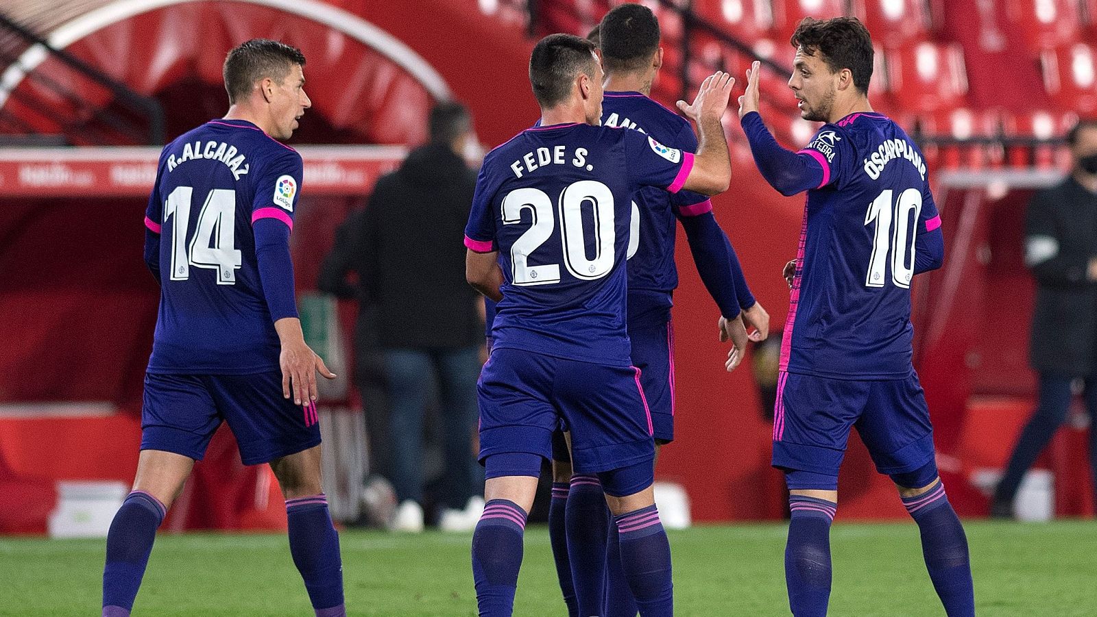 Los jugadores del Valladolid celebran el gol de Óscar Plano ante el Granada en la jornada 10 de Liga.