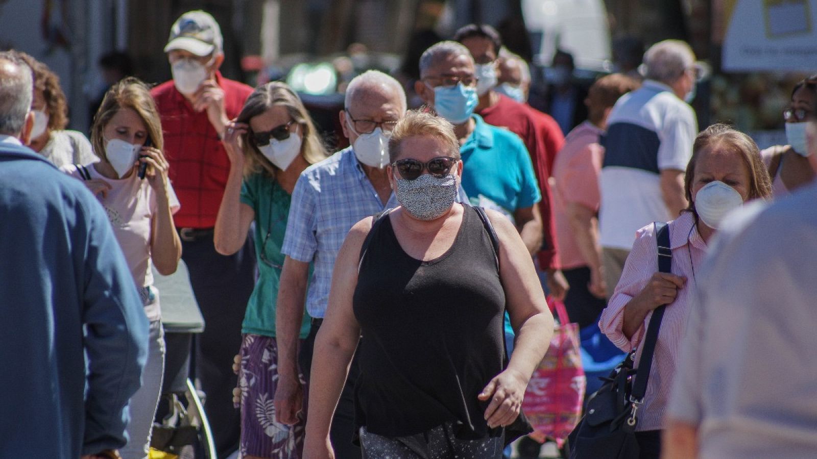 Los transeúntes pasean con mascarilla en Madrid, este verano, en una imagen de archivo.