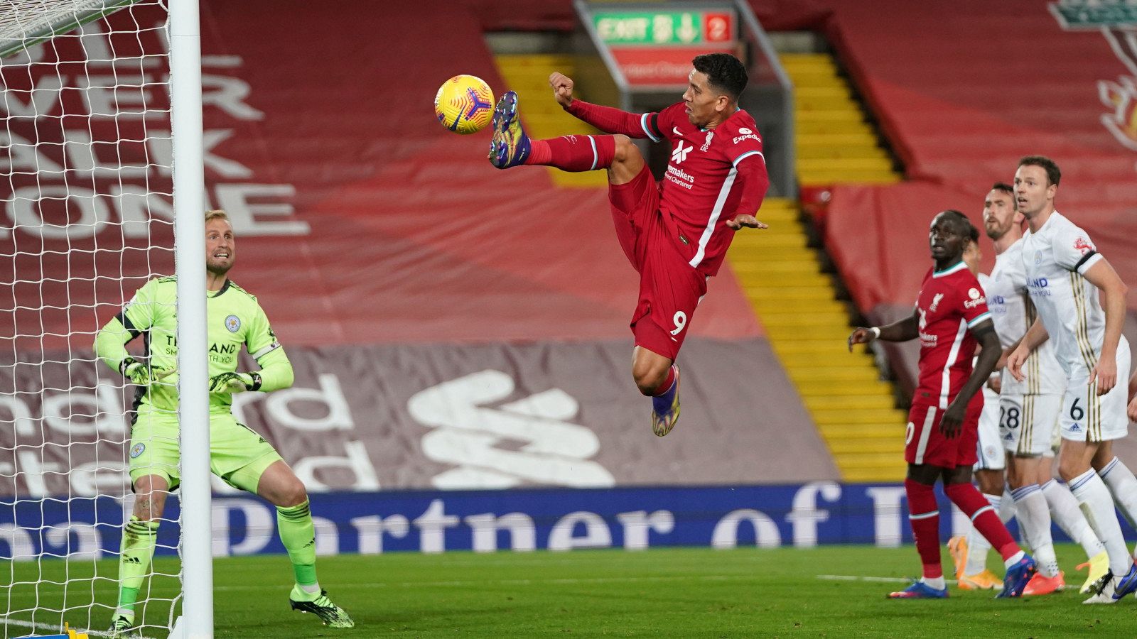 Roberto Firmino (c) ante el Leicester City