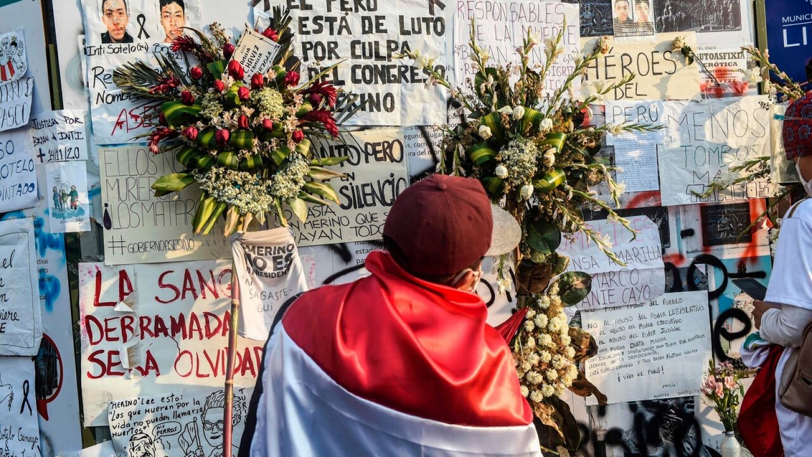 Un hombre visita un mural en honor a los dos jóvenes fallecidos en las protestas de Perú