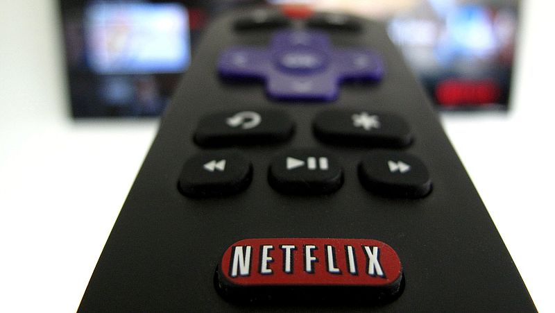 Mando de una televisión con el logotipo de Netflix