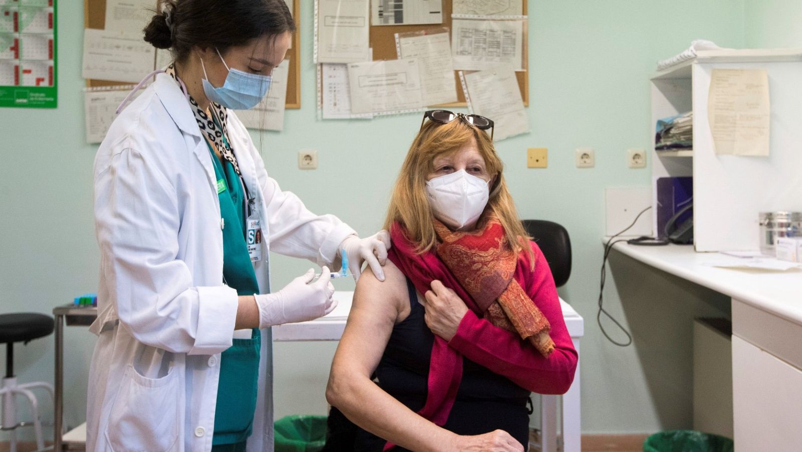 Una mujer recibe la vacuna de la gripe en un centro de Salud de Zaragoza.