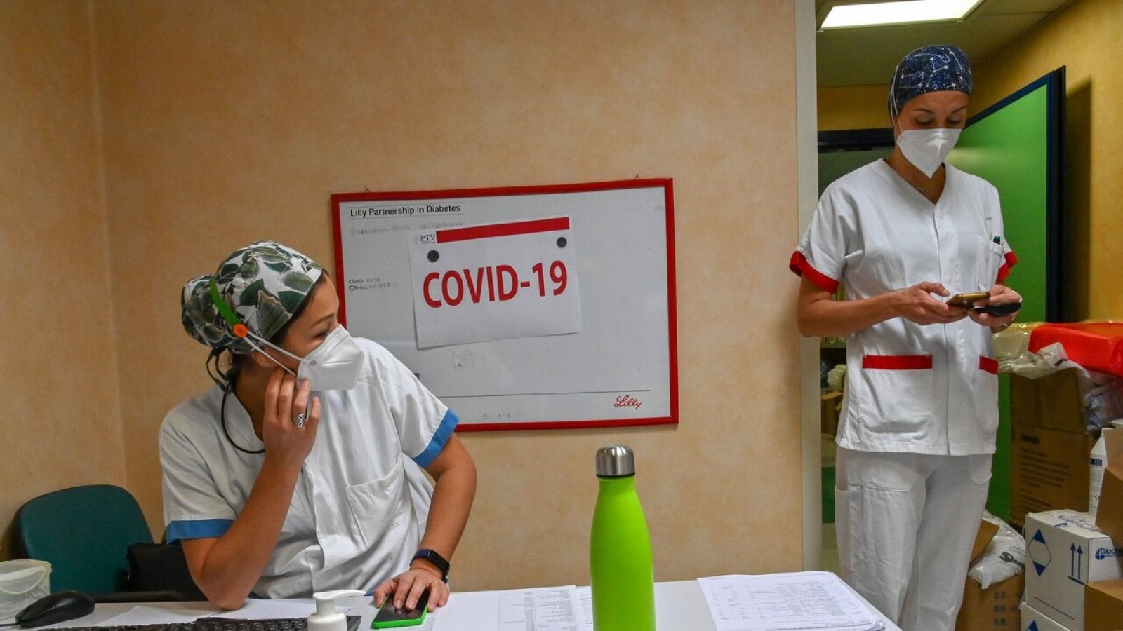 Enfermeras en la unidad de cuidados intensivos por COVID-19 del hospital Tor Vergata, en Roma (Italia). ANDREAS SOLARO / AFP