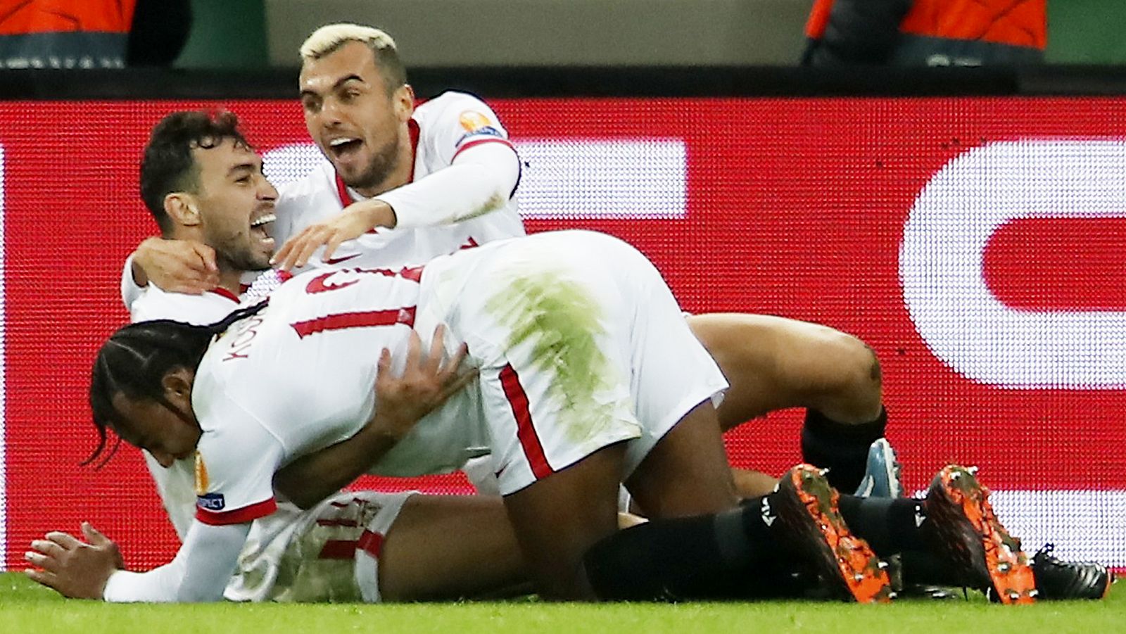 Los jugadores del Sevilla celebran el gol de Munir.