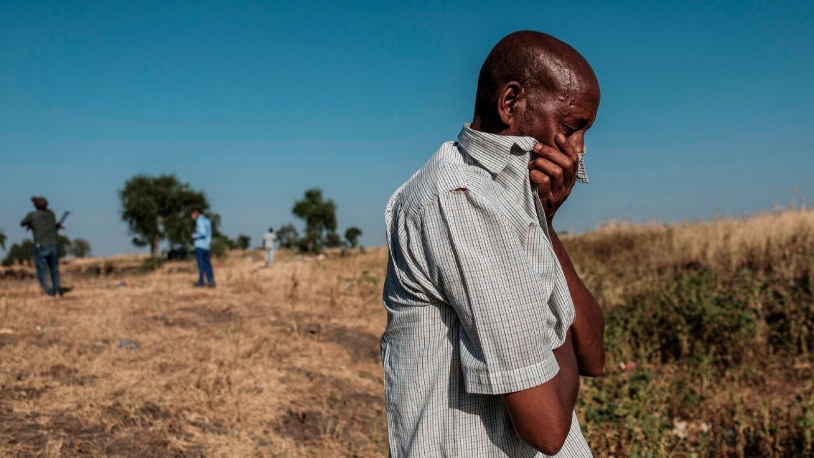 Un hombre llora a las afueras de Maikadra, Etiopía, por las víctimas de la masacre del 9 de noviembre