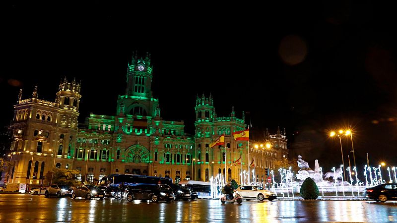 Vista del Palacio de Cibeles de Madrid, con una de las decoraciones luminosas de Navidad