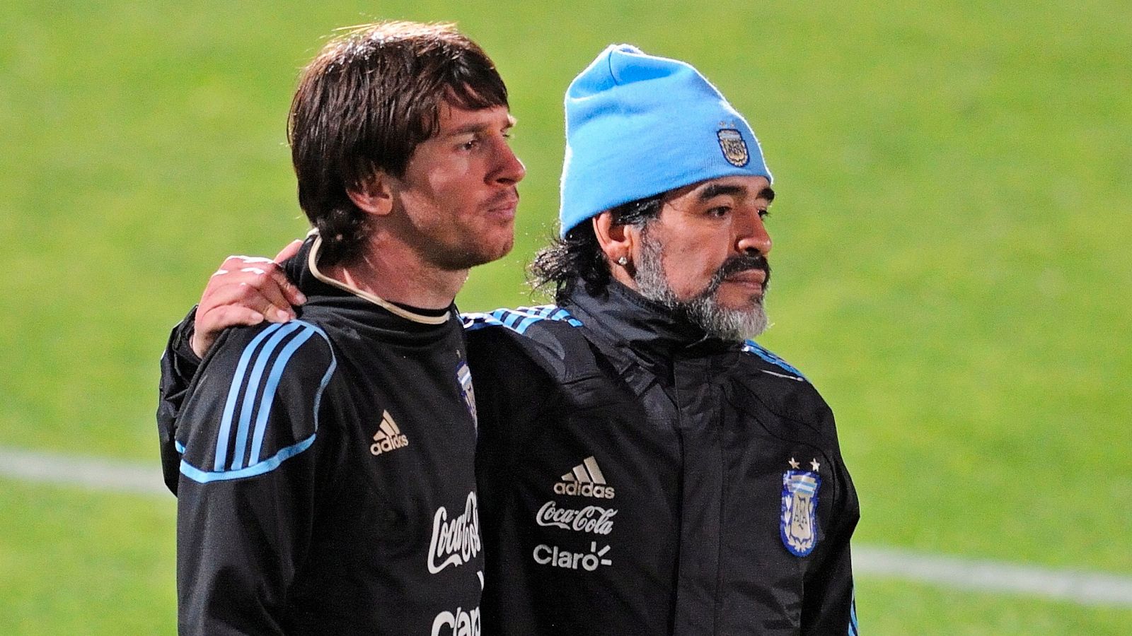 Maradona (derecha) pasa la mano por la espalda de Messi en un entrenamiento de la selección argentina en el Mundial de 2010