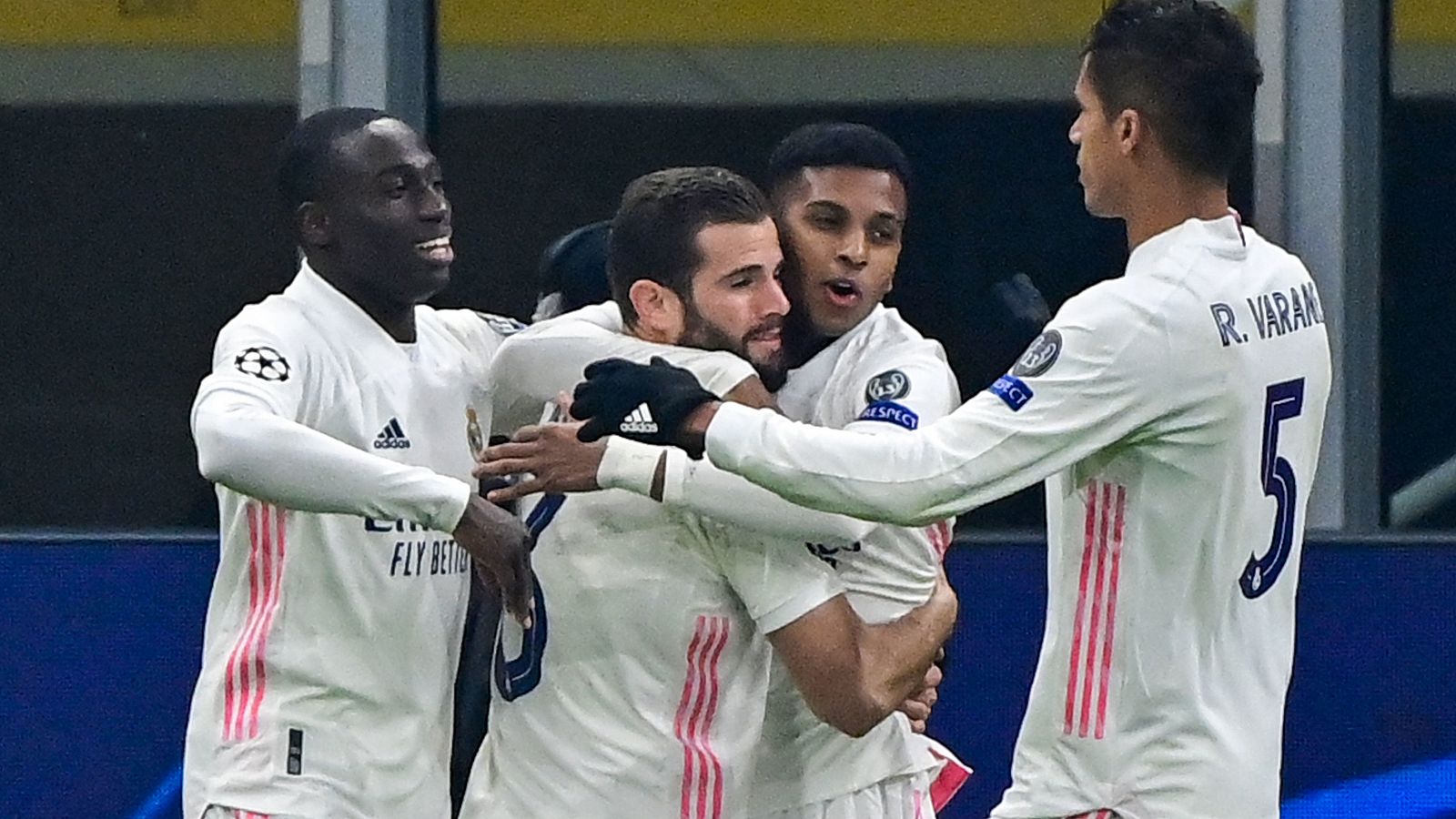 Los jugadores del Madrid celebran su triunfo en Milán.