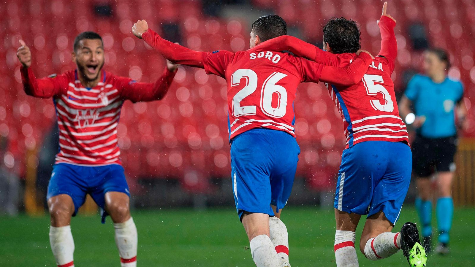 El jugador del Granada, Soro, celebra su tanto junto a sus compañeros