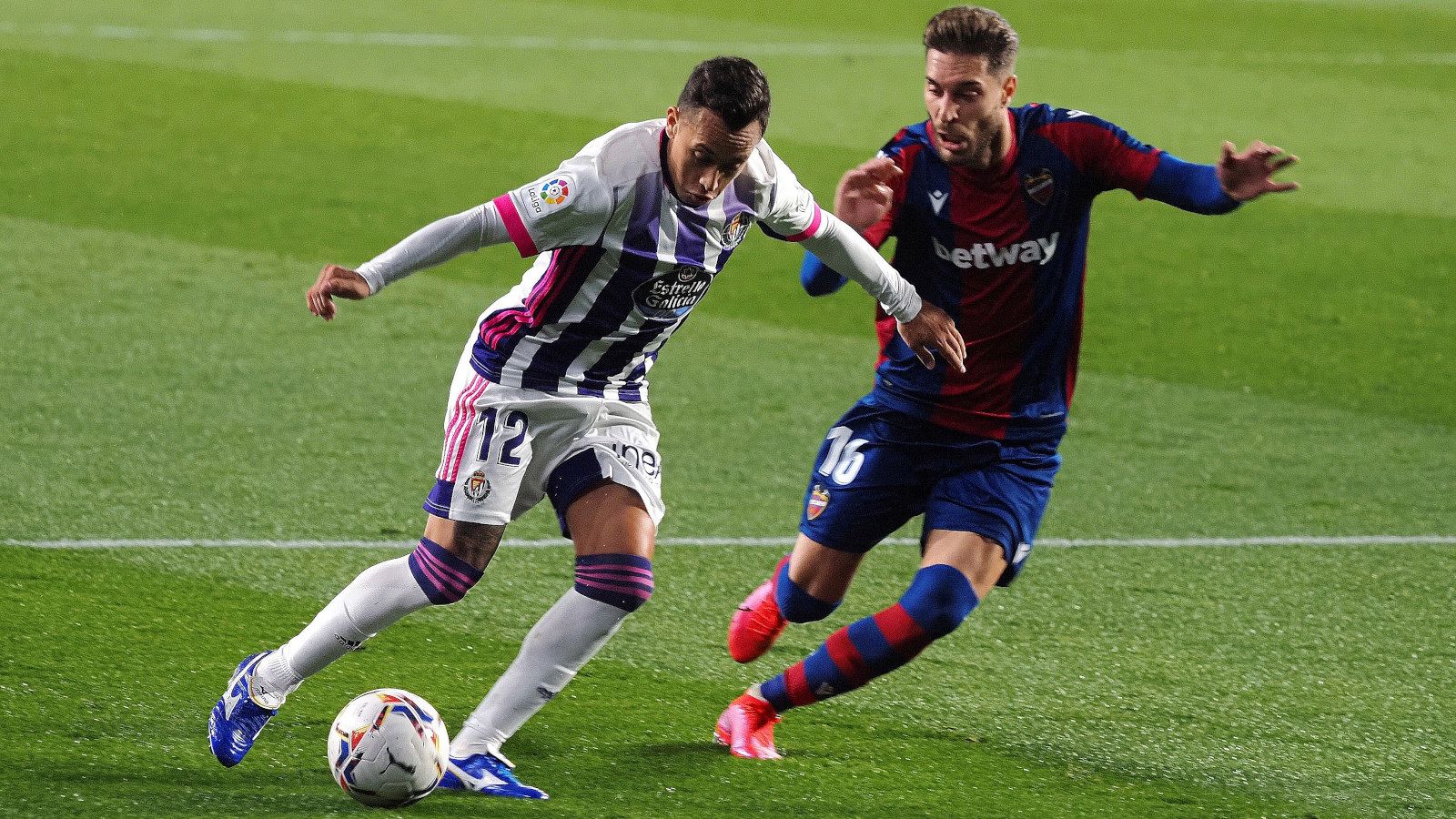 Fabian Orellana (i) pelea un balón con el centrocampista del Levante Rochina