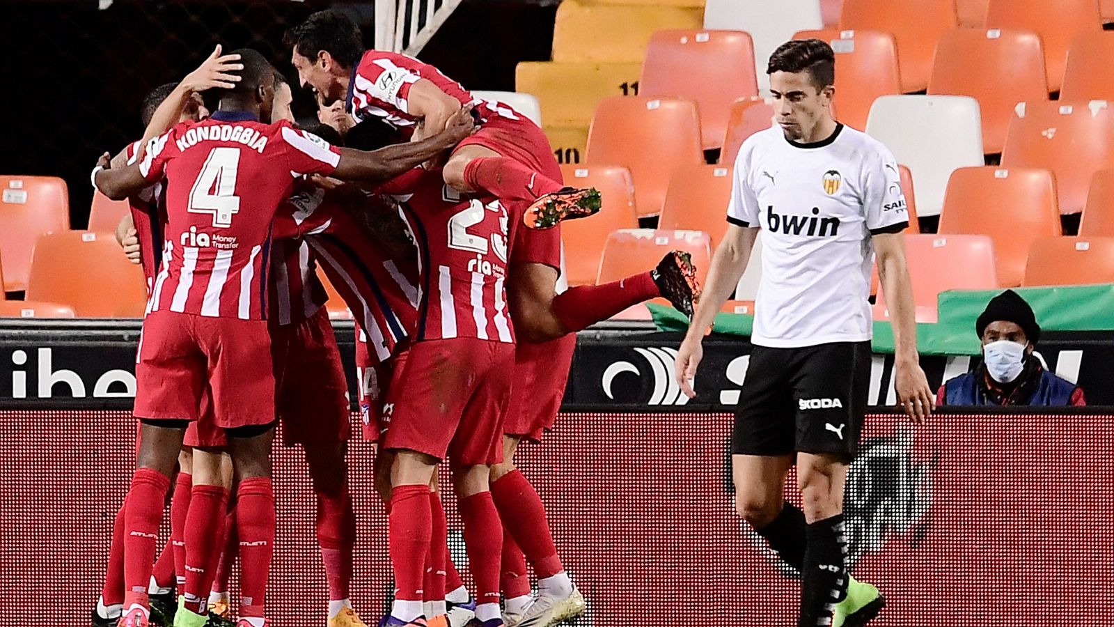 Los jugadores del Atlético celebran el gol ante el Valencia