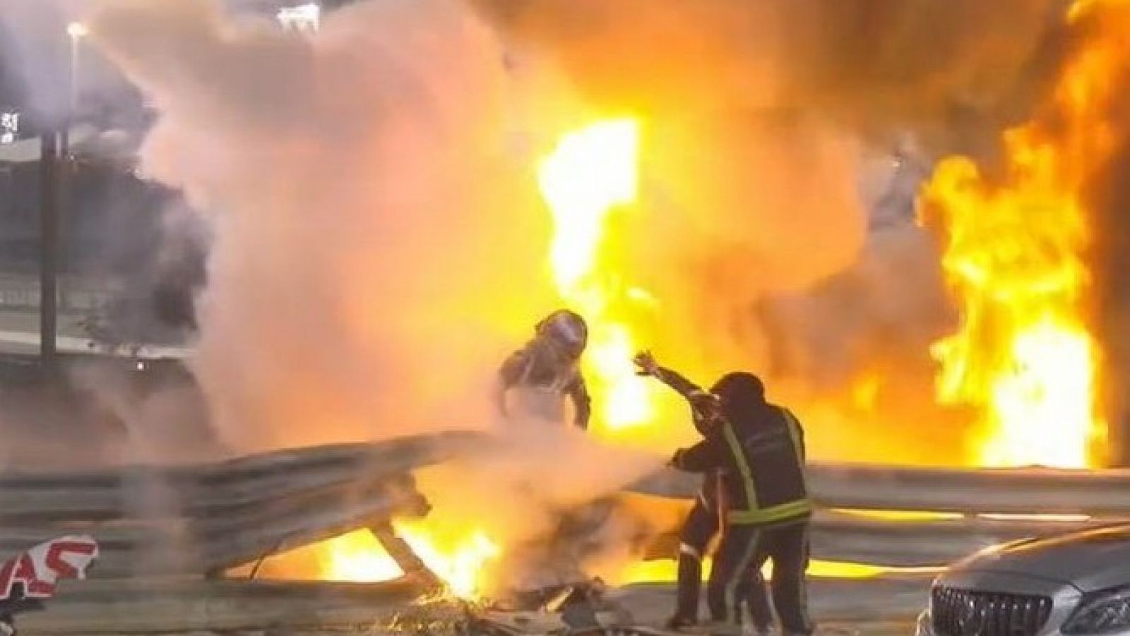 Romain Grosjean, ileso, tras un grave accidente en el GP de Baréin