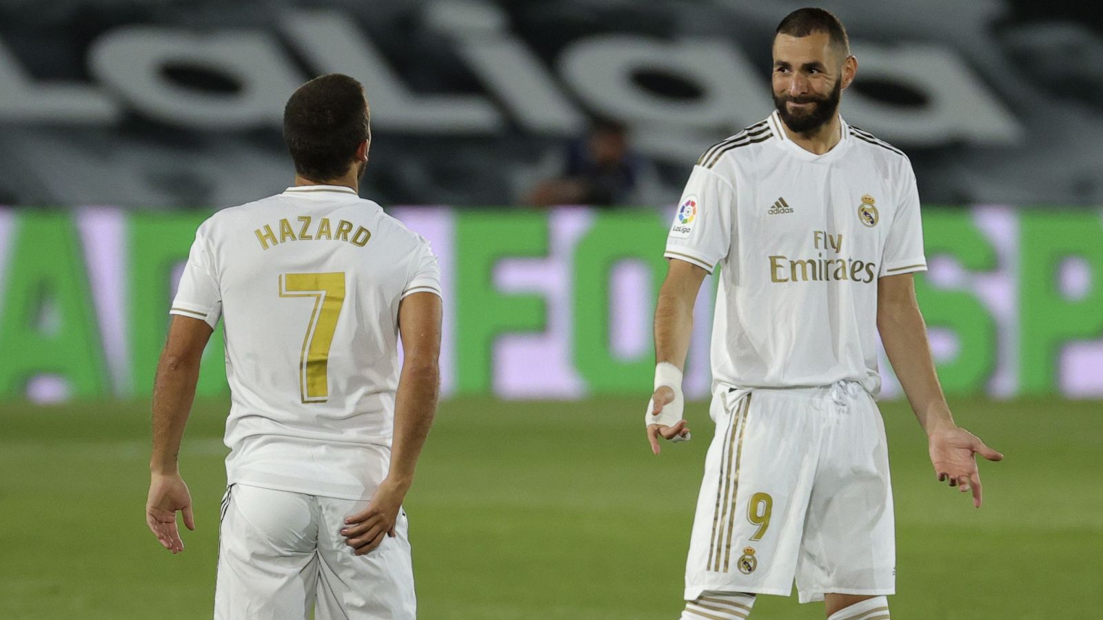 Karim Benzema (d) y su compañero Eden Hazard (de espaldas), durante un encuentro del Real Madrid