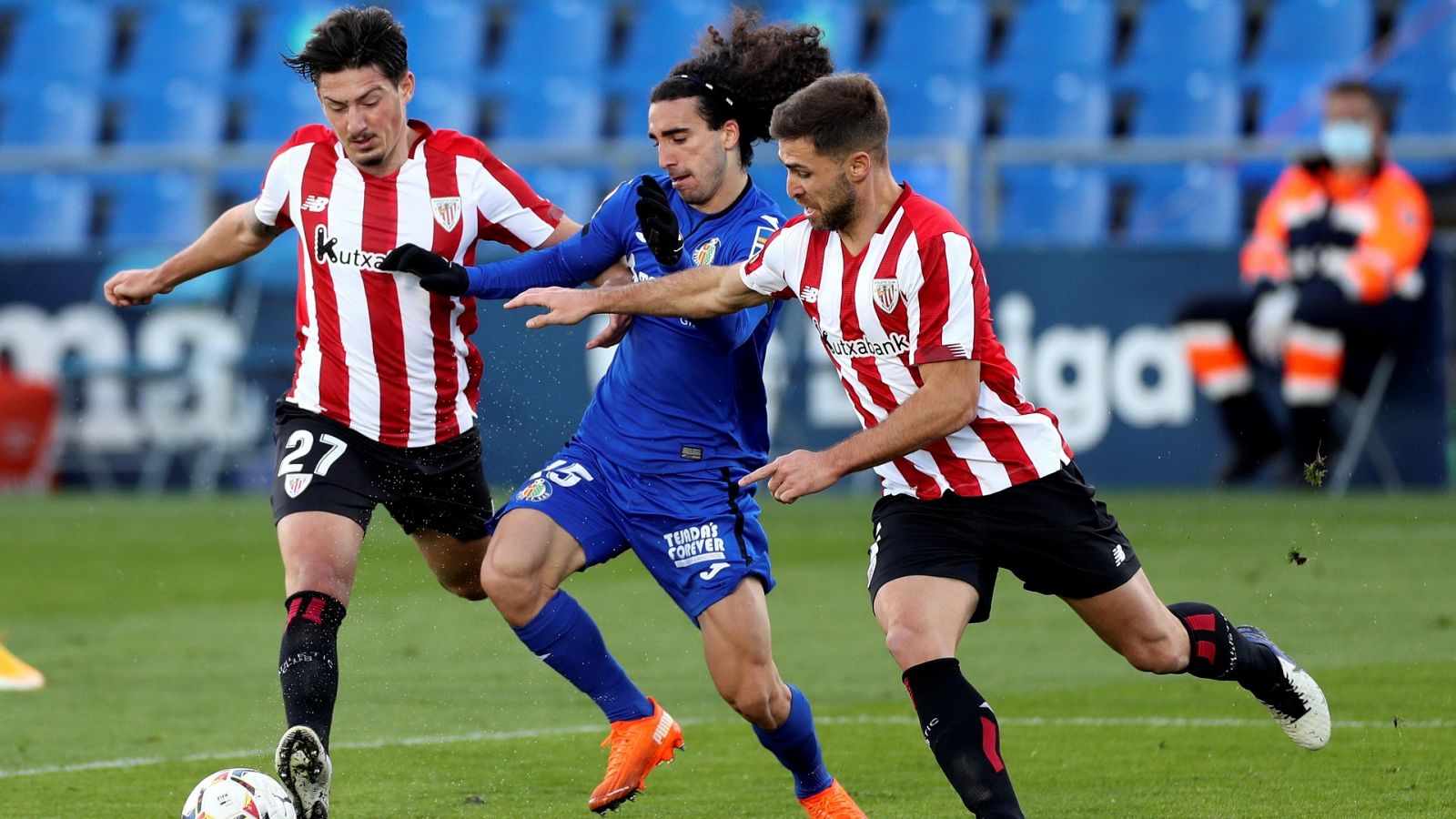 Los jugadores del Athletic de Bilbao Iñigo Martínez y Unai Vencedor (i), y el centrocampista del Getafe Cucurella.