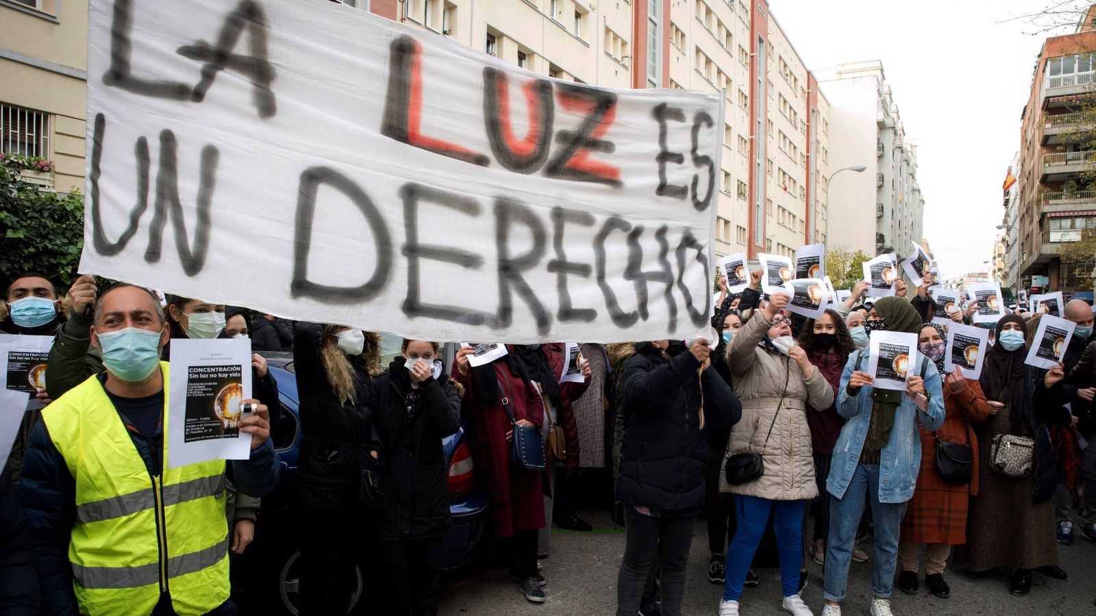 Vecinos de la Cañada Real reclaman luz eléctrica frente a la Consejería de Vivienda