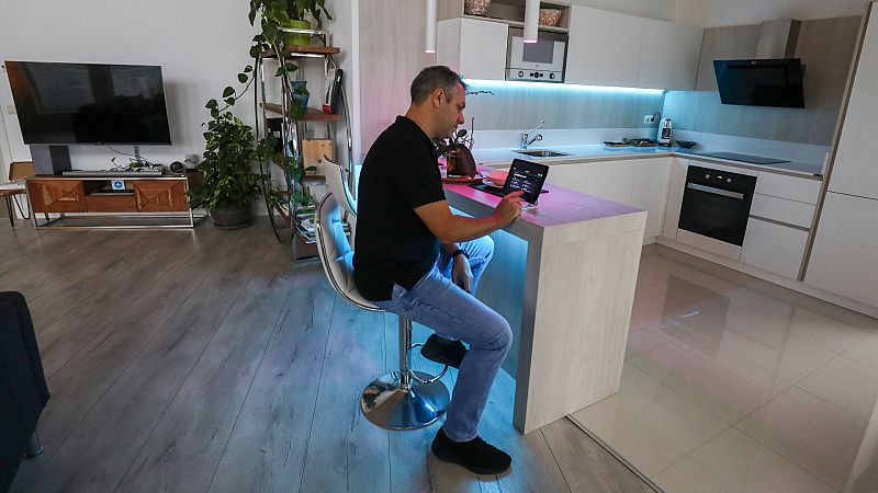 Un emprendedor controla con una aplicación la calidad del aire en su casa de madera