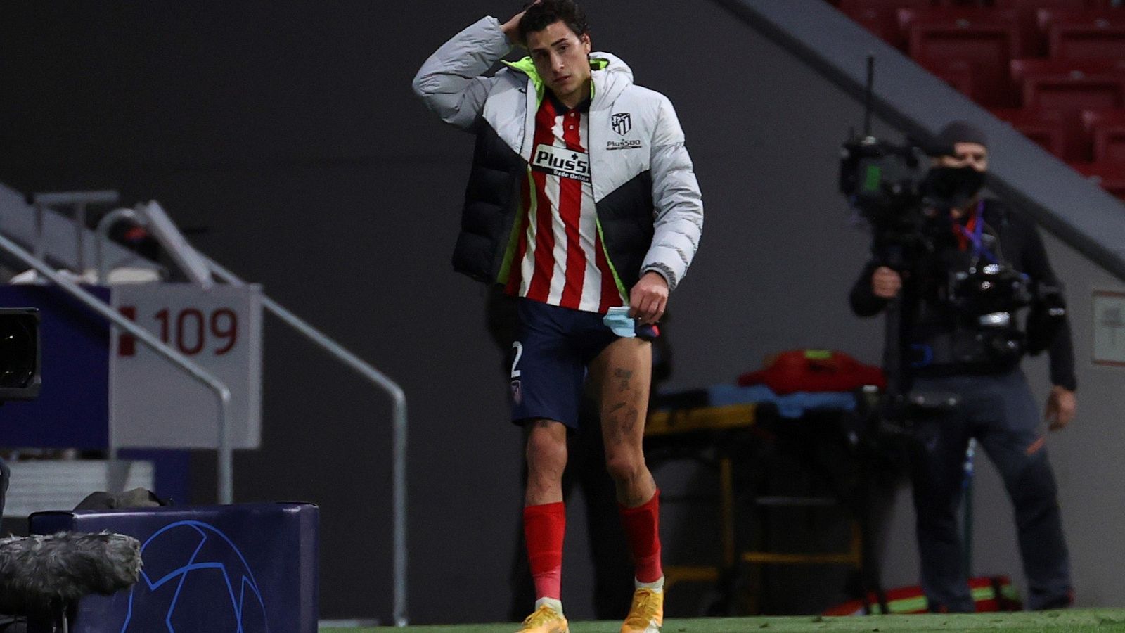 El defensa del Atlético de Madrid José María Giménez (d) abandona el terreno de juego lesionado, durante el partido de la fase de grupos de la Liga de Campeones ante el Bayern de Múnich