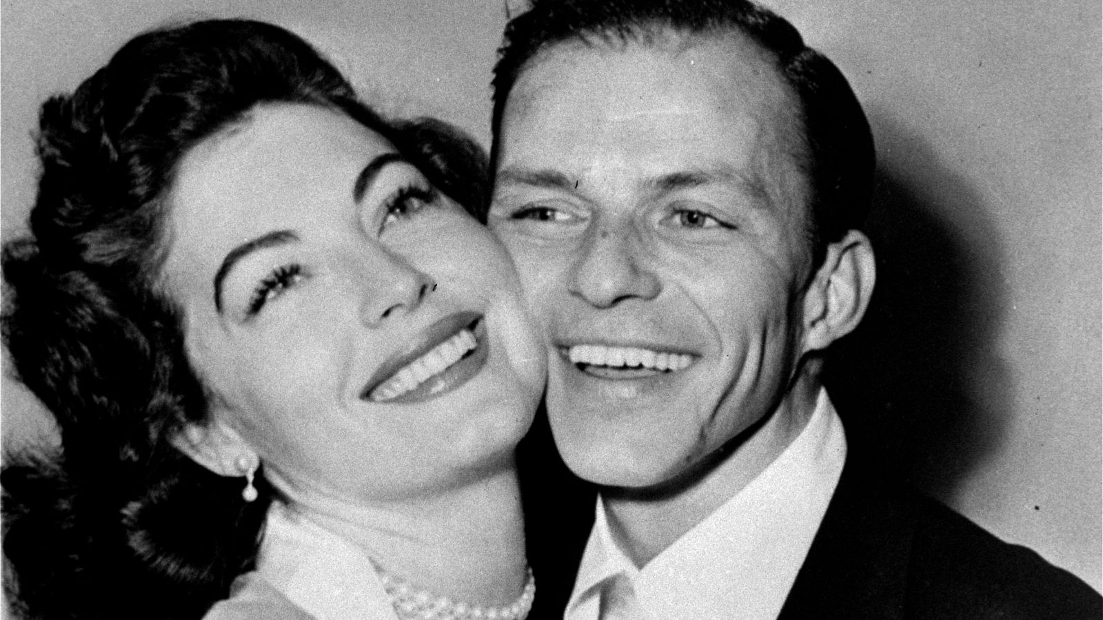Ava Gardner y Frank Sinatra posan mejilla con mejilla después de su boda en Filadelfia, en 1951