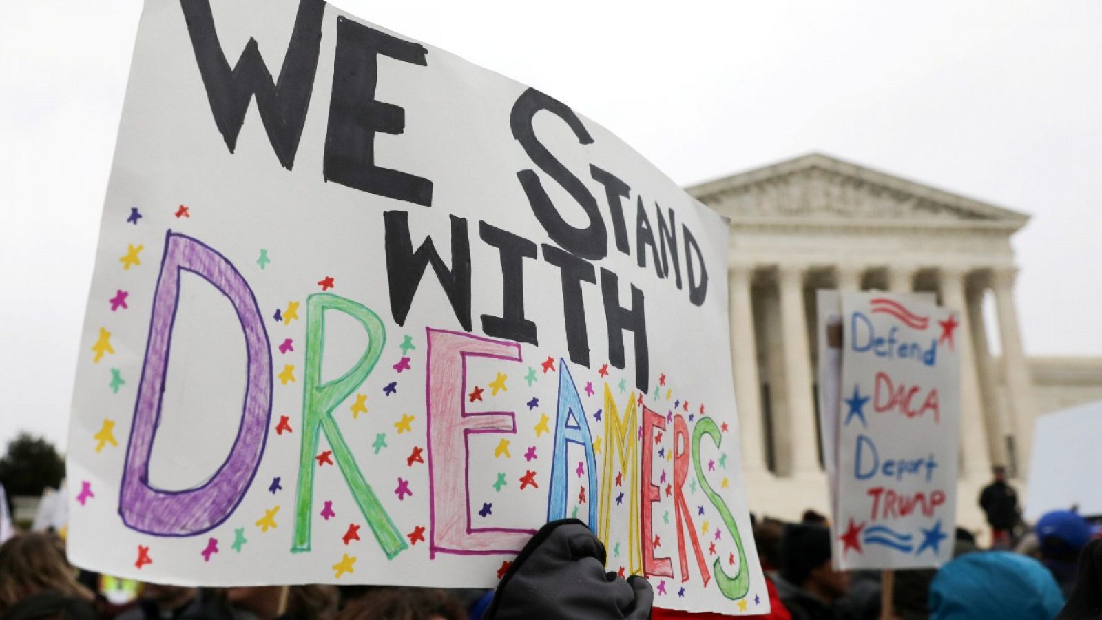 Imagen de archivo de un grupo de personas protestando por la política migratoria de Donald Trump ante el Supremo de EE.UU.
en Washington.