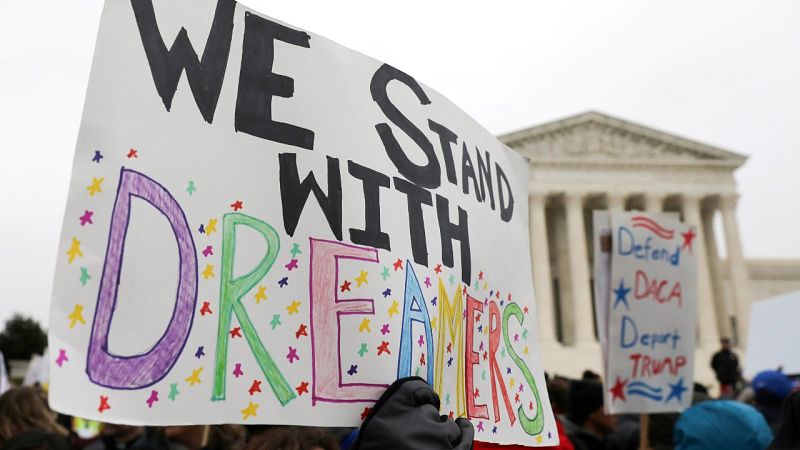 Imagen de archivo de un grupo de personas protestando por la política migratoria de Donald Trump ante el Supremo de EE.UU.en Washington.