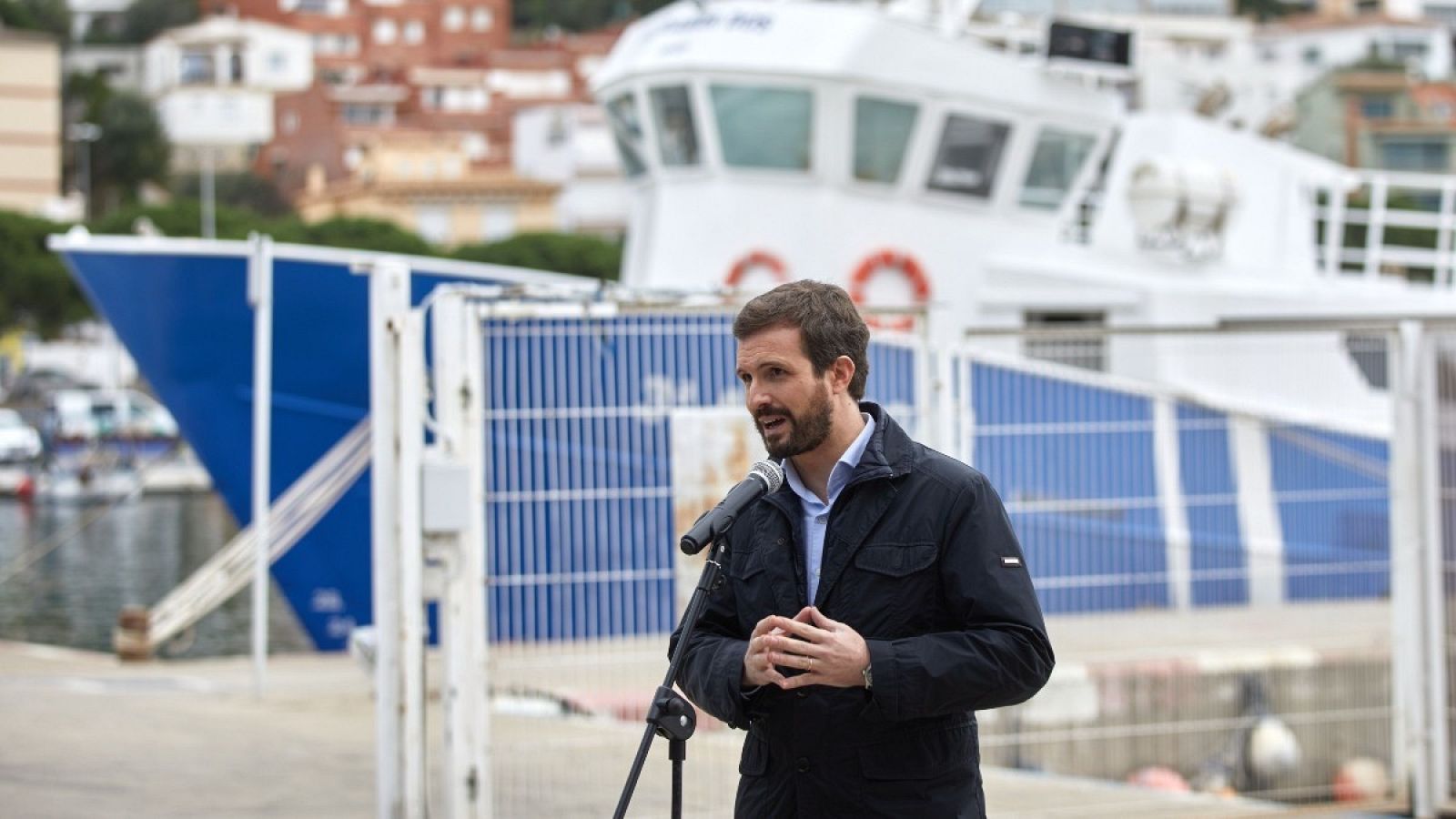 El líder del Partido Popular, Pablo Casado, en el puerto de Roses (Girona)